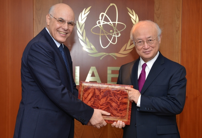 Le Marocain Ali El-M'hamdi avec le directeur général de l'AIEA, Yukiya Amano. D. R.